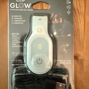 Clip On Glow Hands-Free Flashlight New in Package Light Weight Magnetic Clip Pet